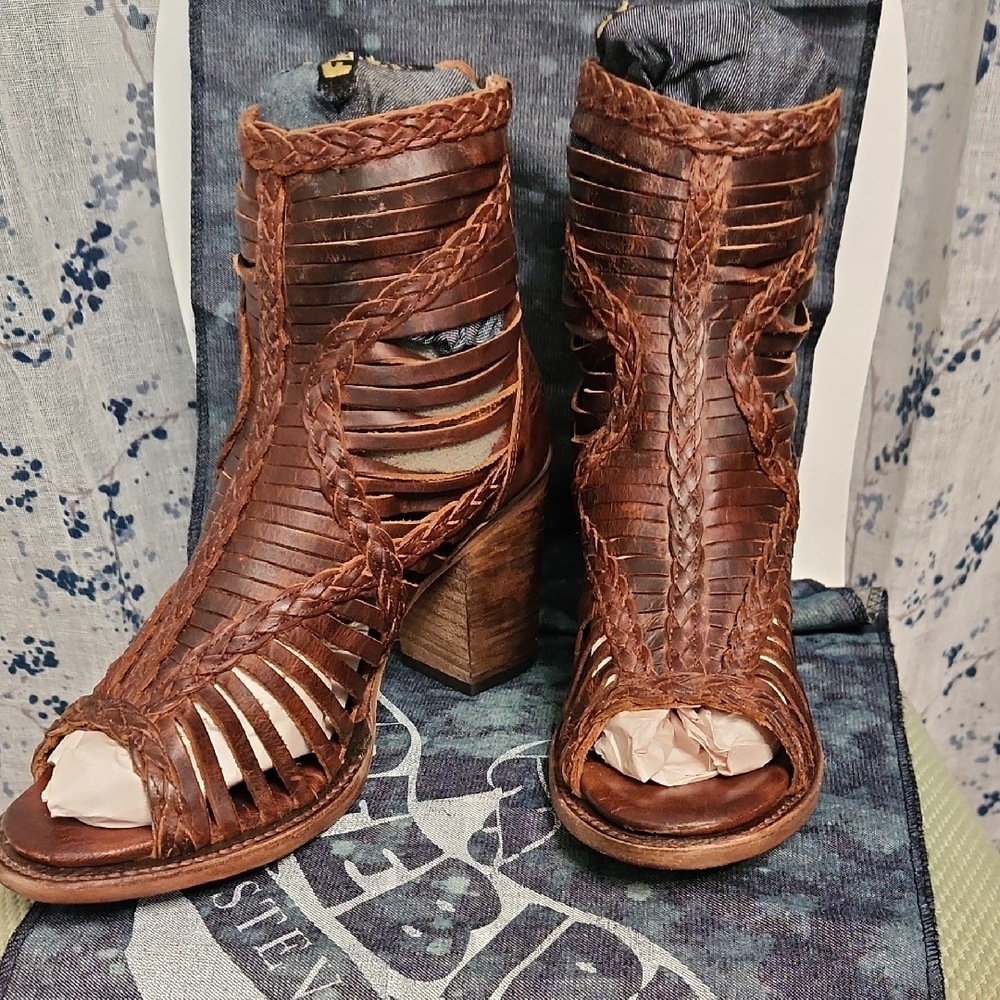 NEW! Freebird Bela Size 11